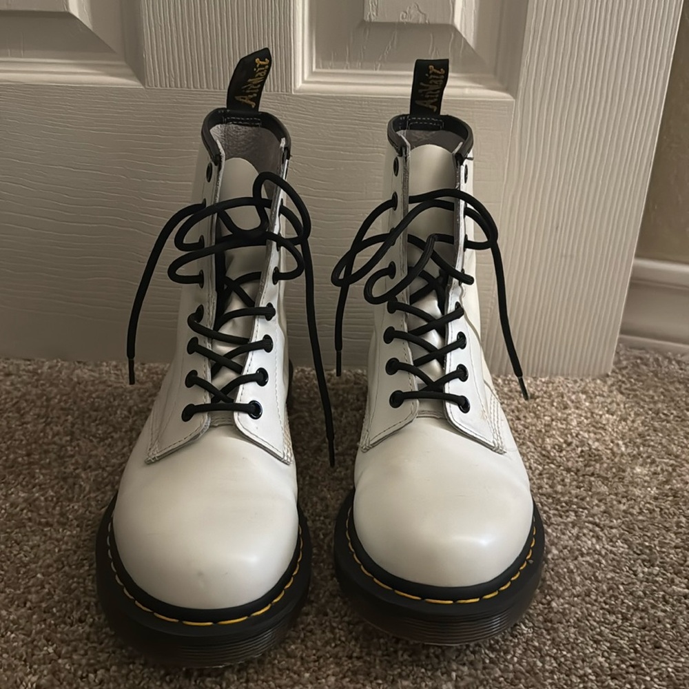Dr. Marten’s SMOOTH LEATHER LACE UP BOOTS